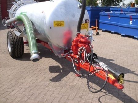 Liquid fertilizer spreader