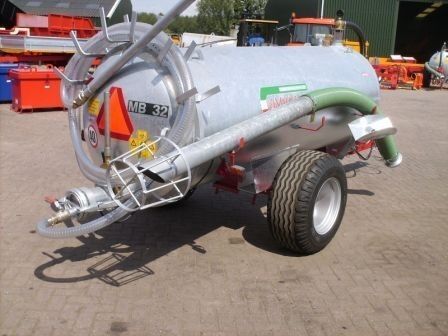 Liquid fertilizer spreader