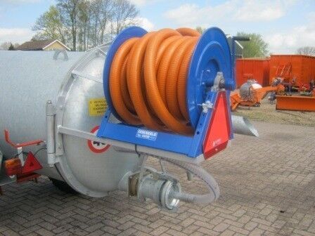 Liquid fertilizer spreader