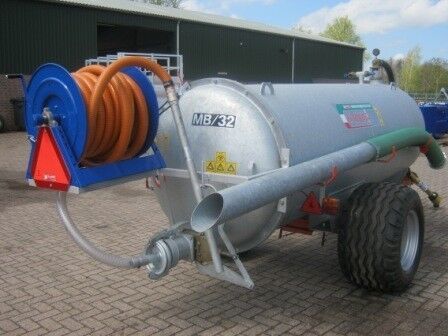 Liquid fertilizer spreader
