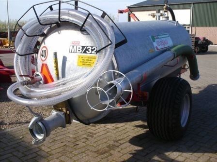 Liquid fertilizer spreader