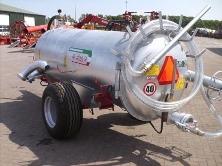 Liquid fertilizer spreader