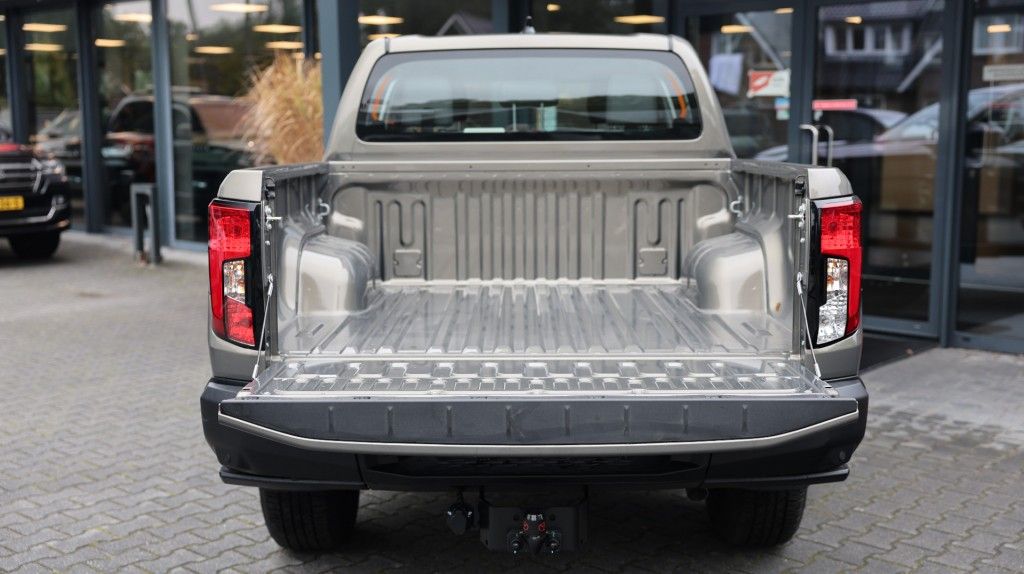 Toyota Hilux 2.8 D-4D MHEV DUBBEL CABINE ACTIVE A/T 4WD