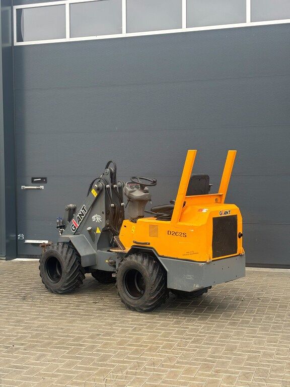 Giant D262