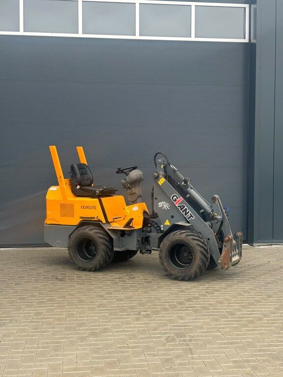 Giant D262