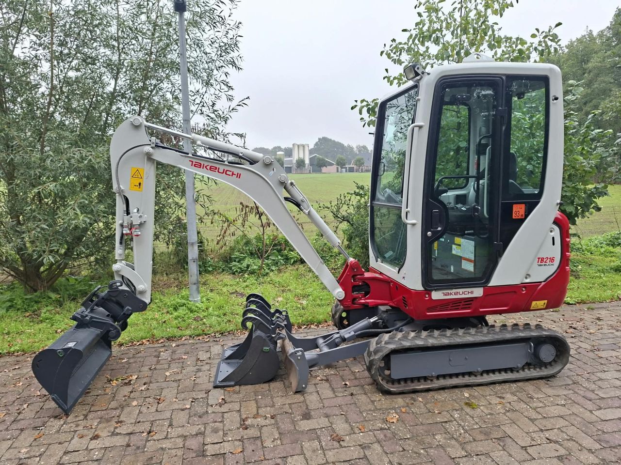 Takeuchi TB216 | bj 2022/2023 | 856 uur | kantelstuk | 3 bakken