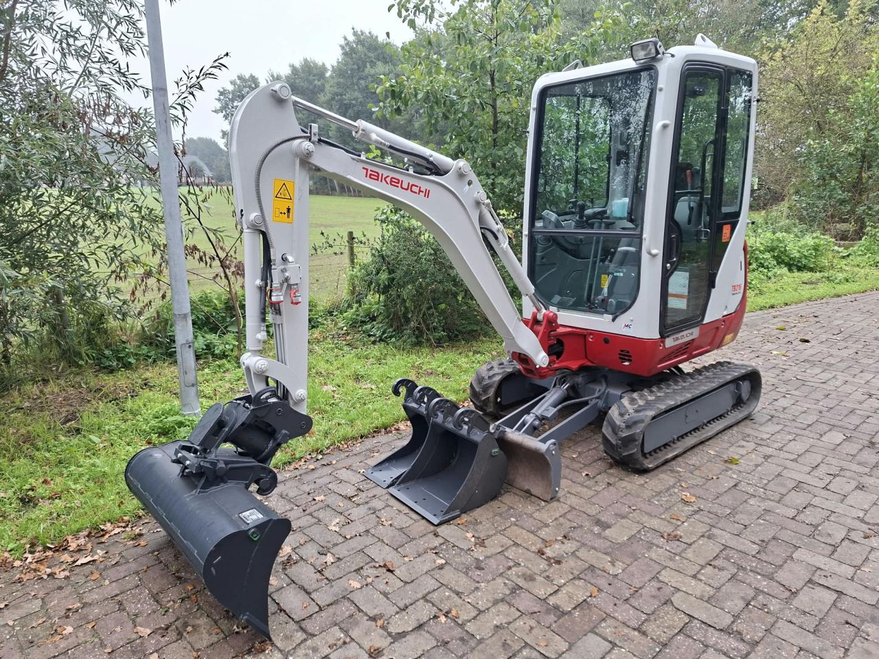 Takeuchi TB216 | bj 2022/2023 | 856 uur | kantelstuk | 3 bakken