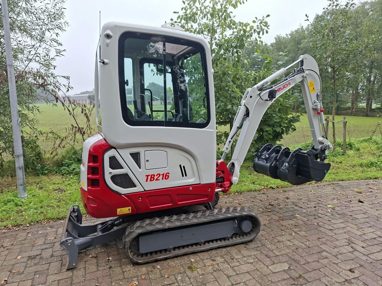Takeuchi TB216 | bj 2022/2023 | 856 uur | kantelstuk | 3 bakken