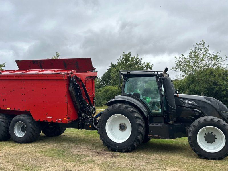 Valtra T214 m. Flisvogn fra Kronos / Alsidig Maskinfabrik
