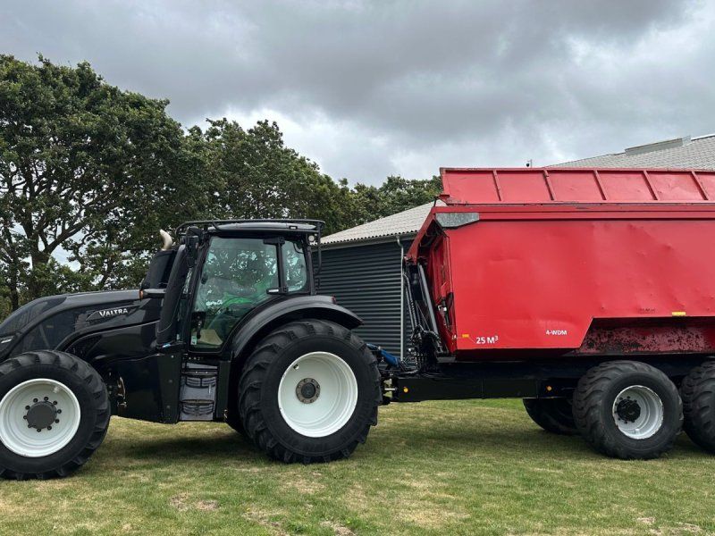 Valtra T214 m. Flisvogn fra Kronos / Alsidig Maskinfabrik