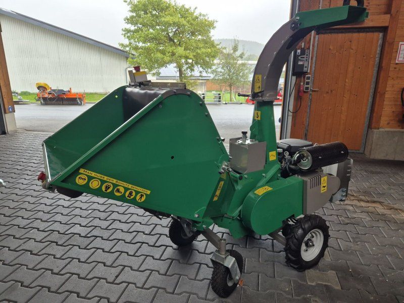 HS 100 MR PRO Holzhacker /Holzhäcksler mit Benzinmotor und Radantri