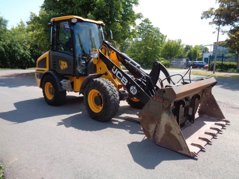 JCB 407 T4  Klappschaufel + Gabel