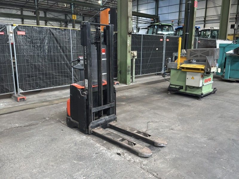 BT Staxio SWE100 Electric Walkie Stacker