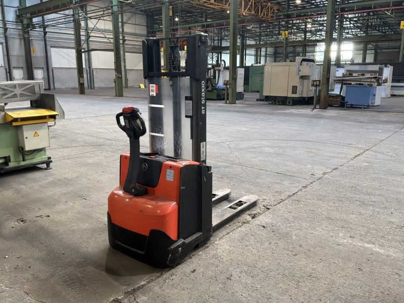 BT Staxio SWE100 Electric Walkie Stacker