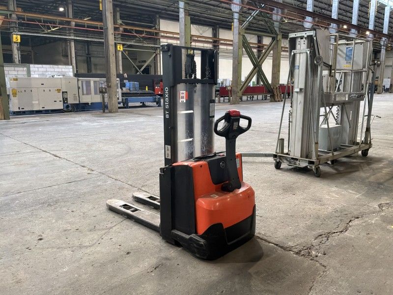 BT Staxio SWE100 Electric Walkie Stacker