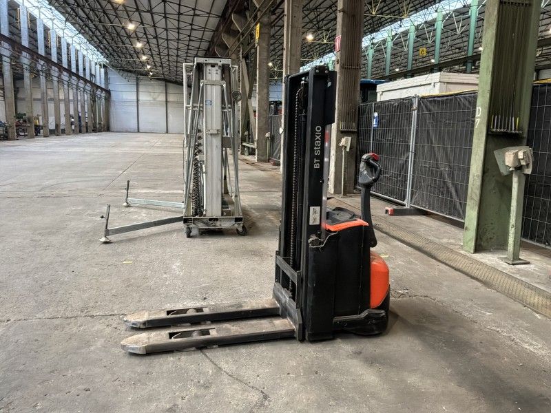 BT Staxio SWE100 Electric Walkie Stacker