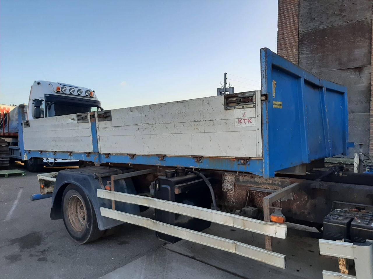 Vernooy schroot/metaal container 2x + div. 20 ft. en kiepbak ktk