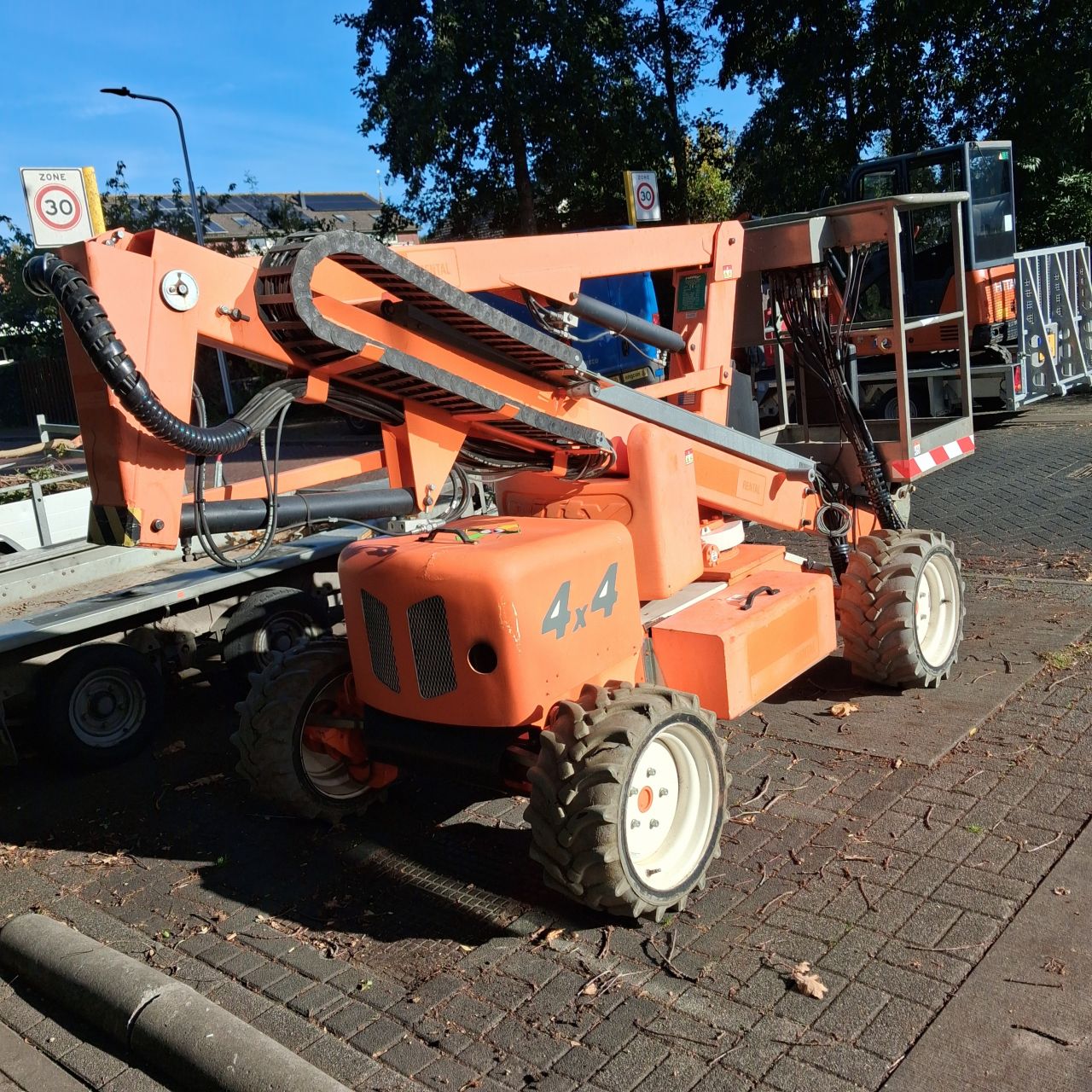 Nifty HR12DE4WD Knikarmtelescoophoogwerker.
