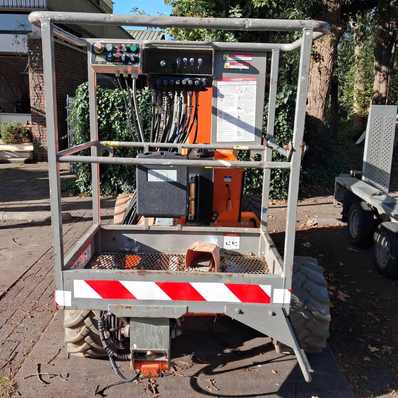 Nifty HR12DE4WD Knikarmtelescoophoogwerker.