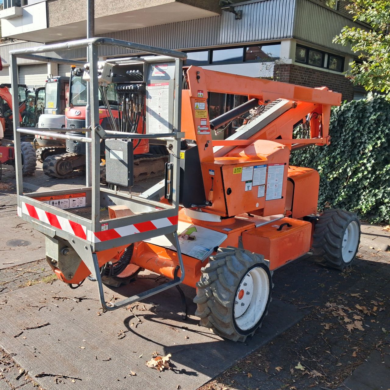 Nifty HR12DE4WD Knikarmtelescoophoogwerker.