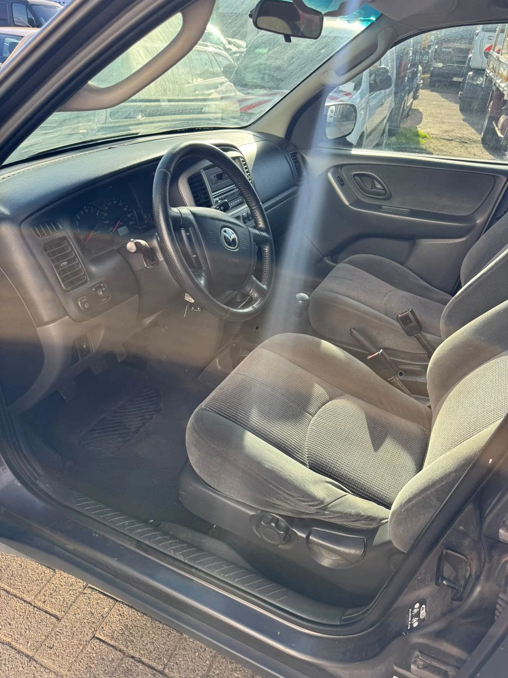 Mazda Tribute **PETROL-AIRCO-4x4**