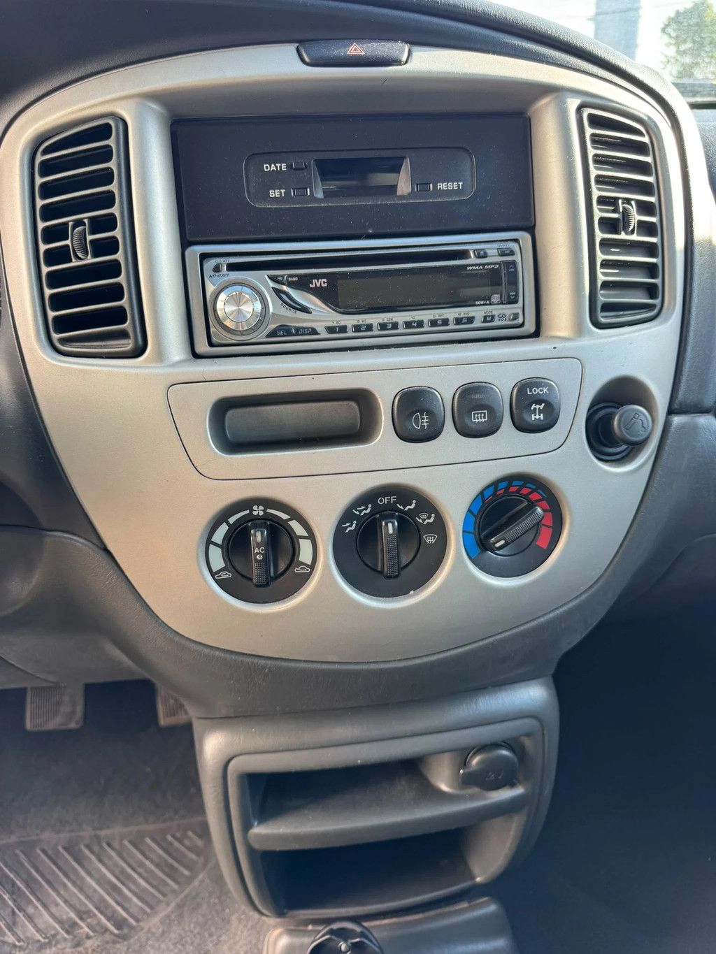 Mazda Tribute **PETROL-AIRCO-4x4**
