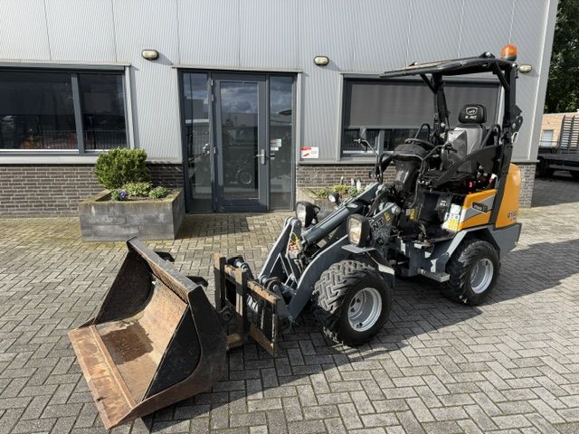 Giant G1500 X-tra Bj2022 910uur Bak/Vork Minishovel Kniklader