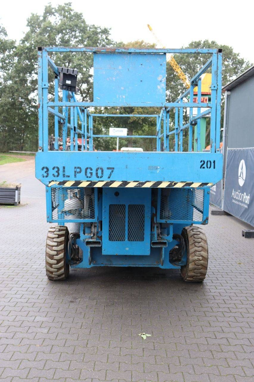 Scissor lift Genie GS-3384 LPG 2010