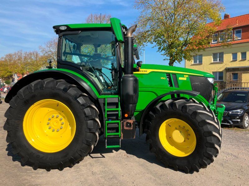 John Deere 6R 250