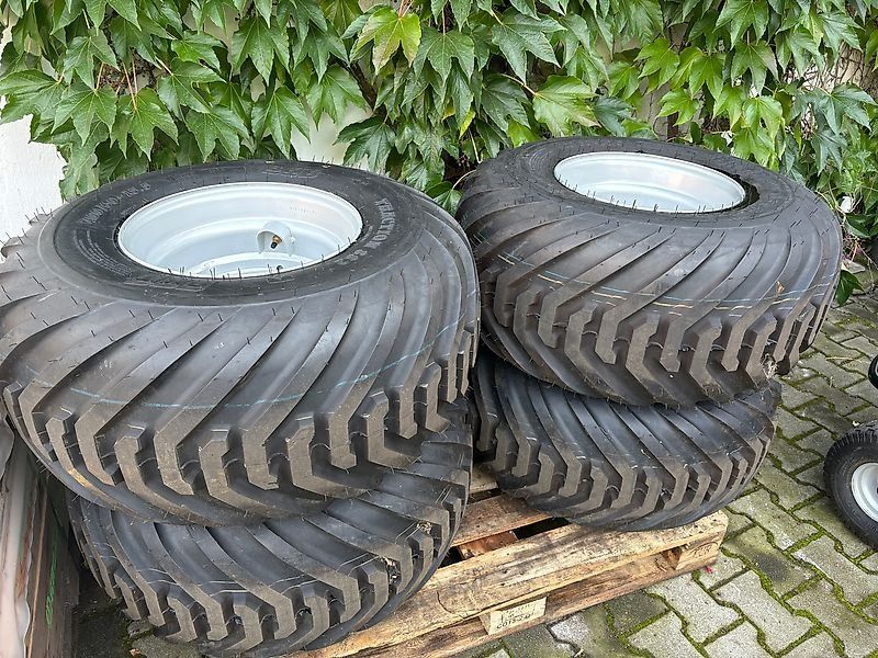 BKT Traction 882