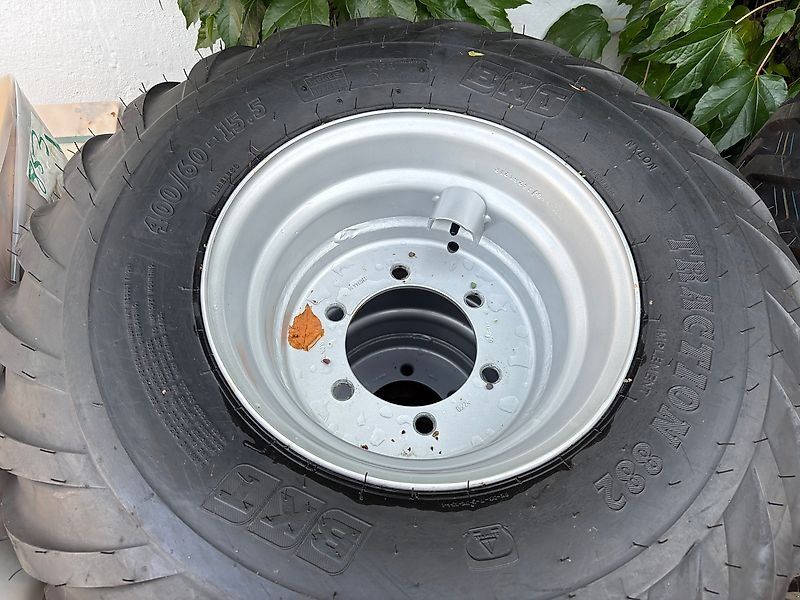BKT Traction 882