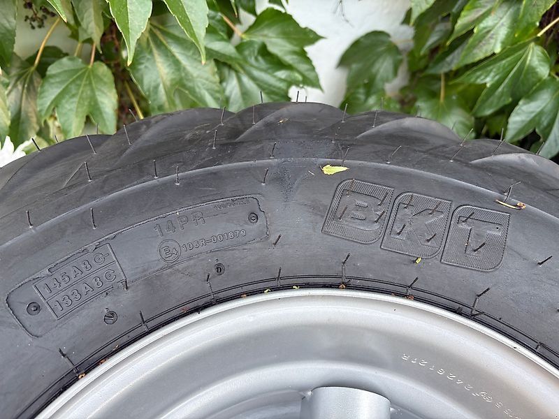BKT Traction 882