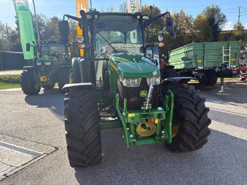 John Deere 5105M