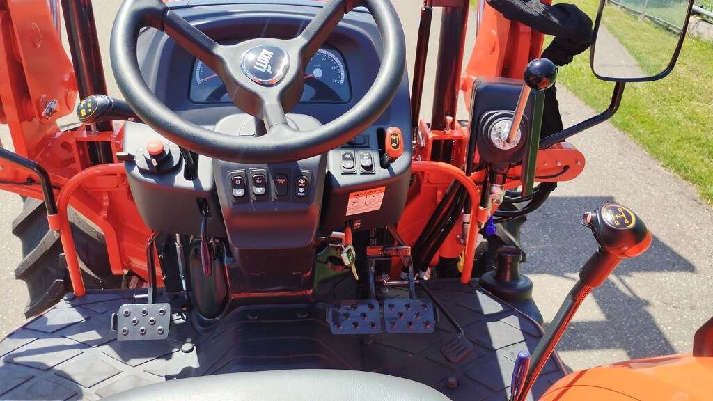 KIOTI DK5020 NHS DK5020 NHS narrow 148 cm breed 4wd tractor 50 pk rops beugel nieuw