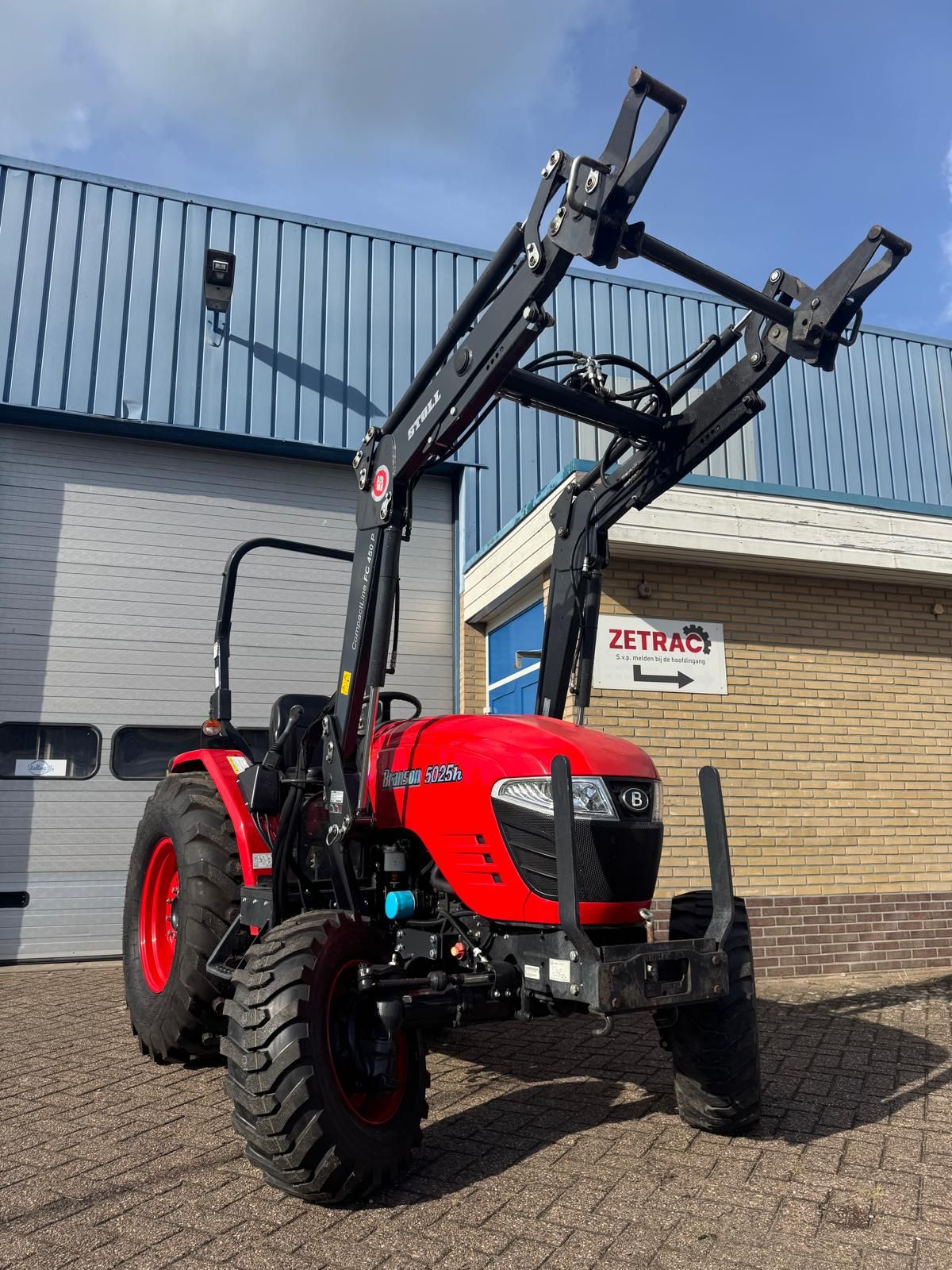 Branson 5025 Hydrostaat met Stoll voorlader