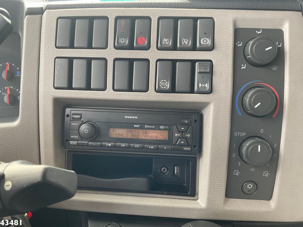 Volvo FL 250 Euro 6 met Dhollandia laadklep