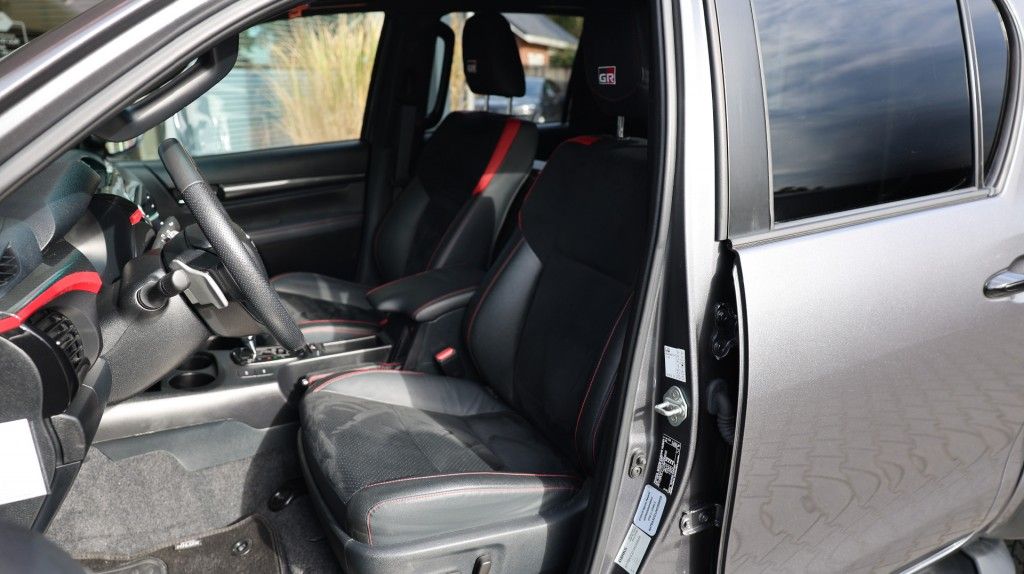 Toyota Hilux 2.8 D-4D DUBBEL CABIN GR SPORT A/T 2 ZITS 4WD VAN