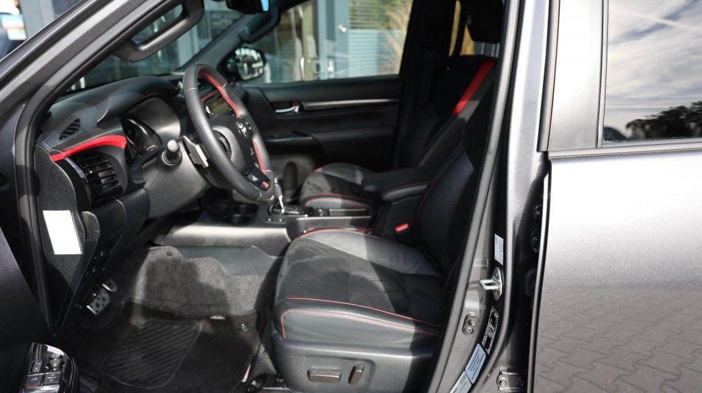 Toyota Hilux 2.8 D-4D DUBBEL CABIN GR SPORT A/T 2 ZITS 4WD VAN