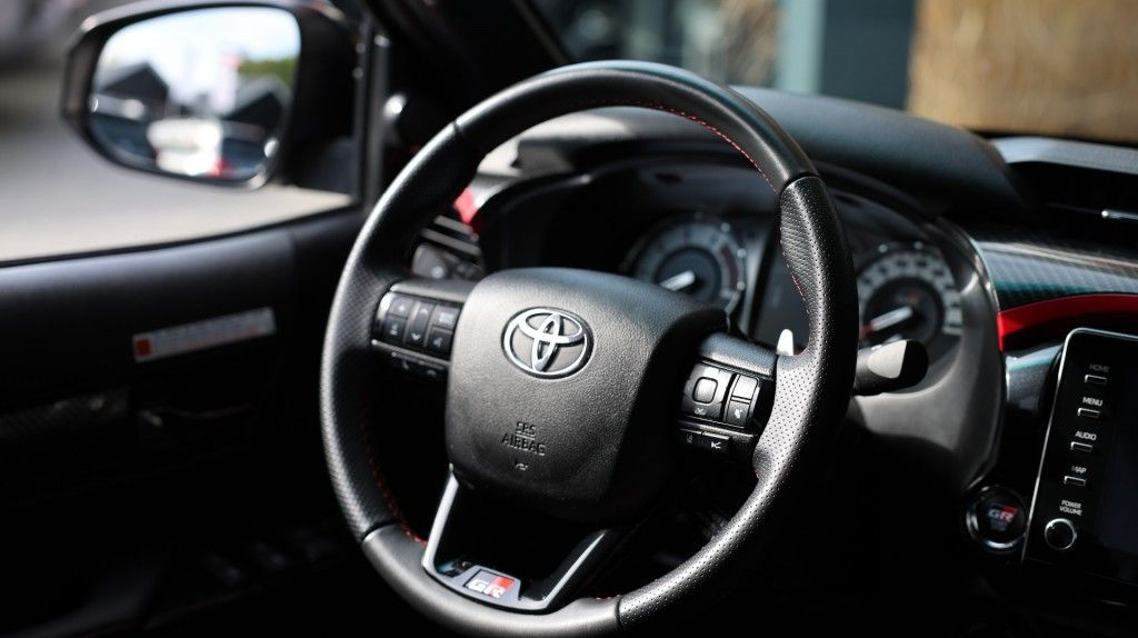 Toyota Hilux 2.8 D-4D DUBBEL CABIN GR SPORT A/T 2 ZITS 4WD VAN