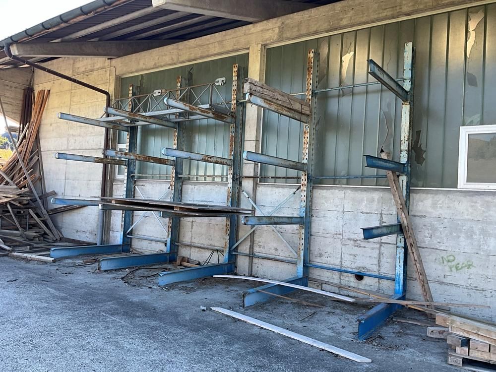 Cantilever rack