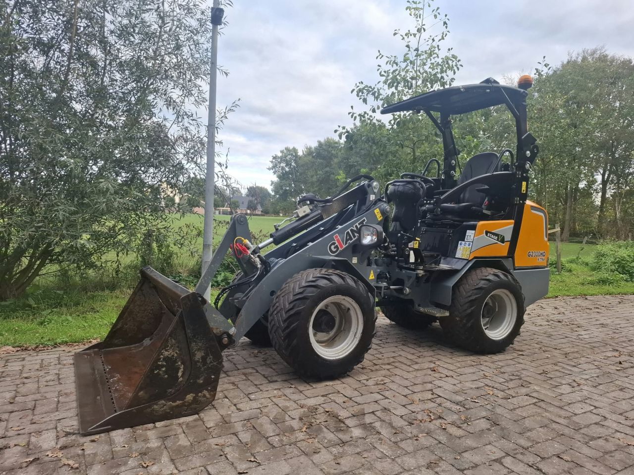 Giant G2300HD X-tra | bj 2024 | 1004 uur | puinbak