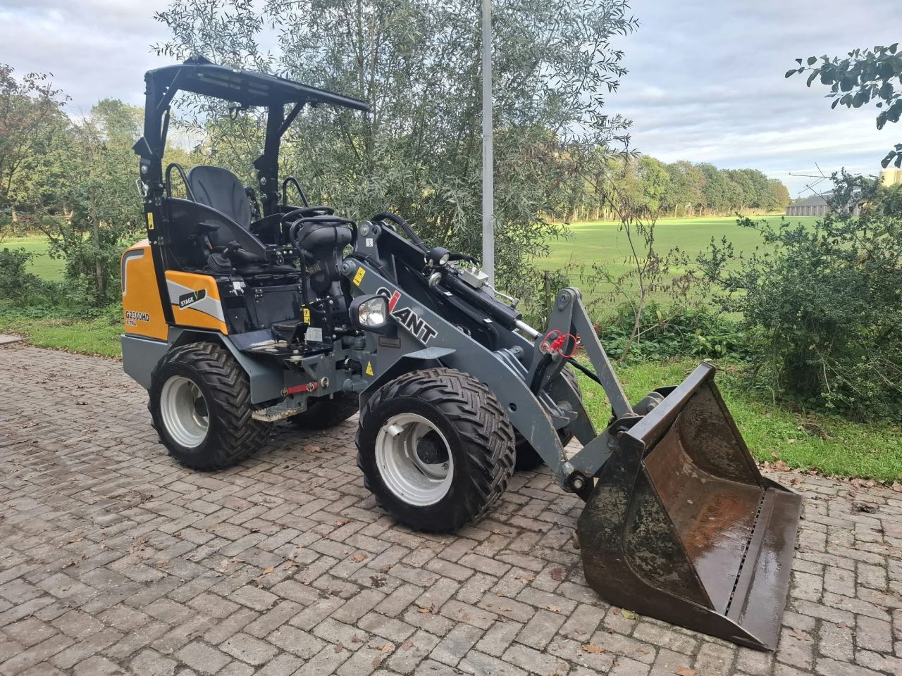 Giant G2300HD X-tra | bj 2024 | 1004 uur | puinbak