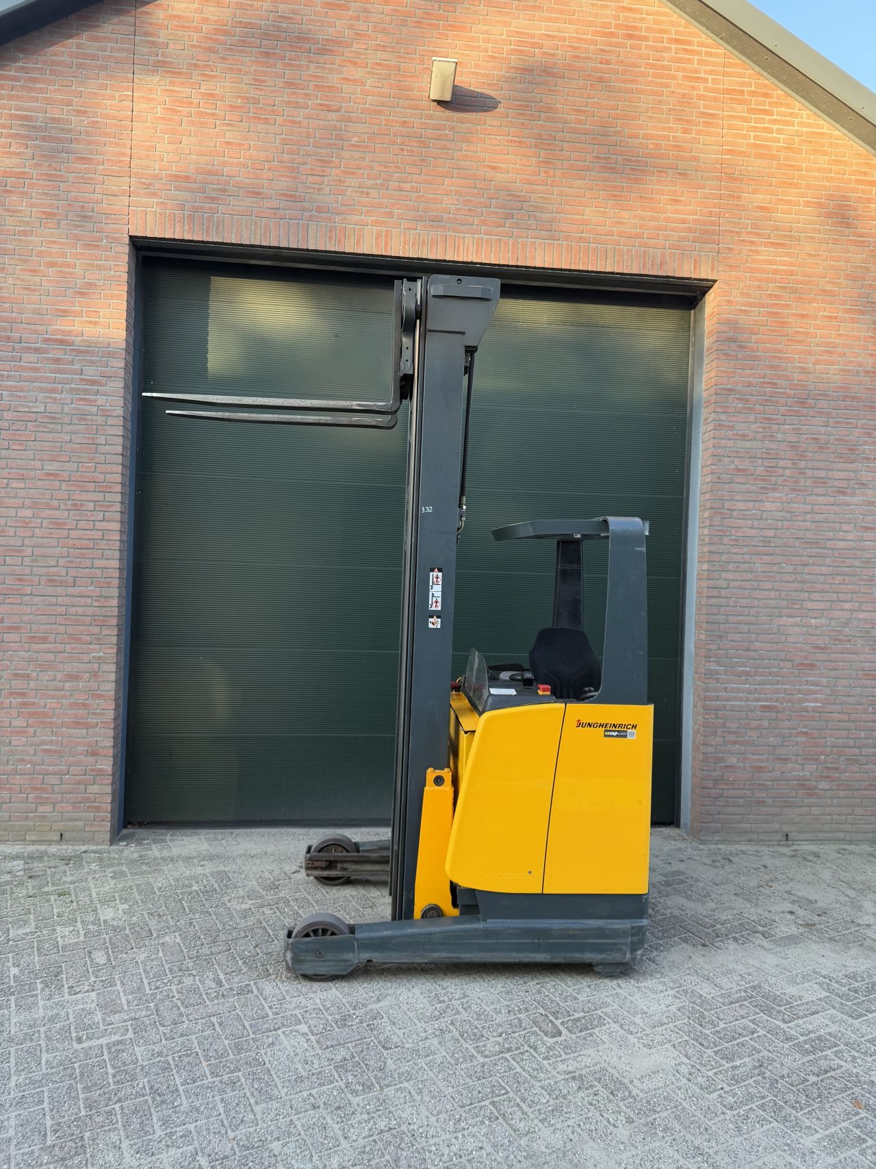 Jungheinrich ETV214 reachtruck triplo 6,5 mtr