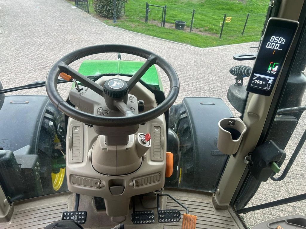 John Deere 6110M