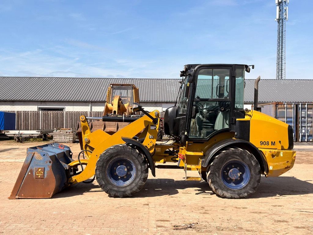 Caterpillar 908M - Quick Coupler / Automatic Greasing / Forks and Bucket