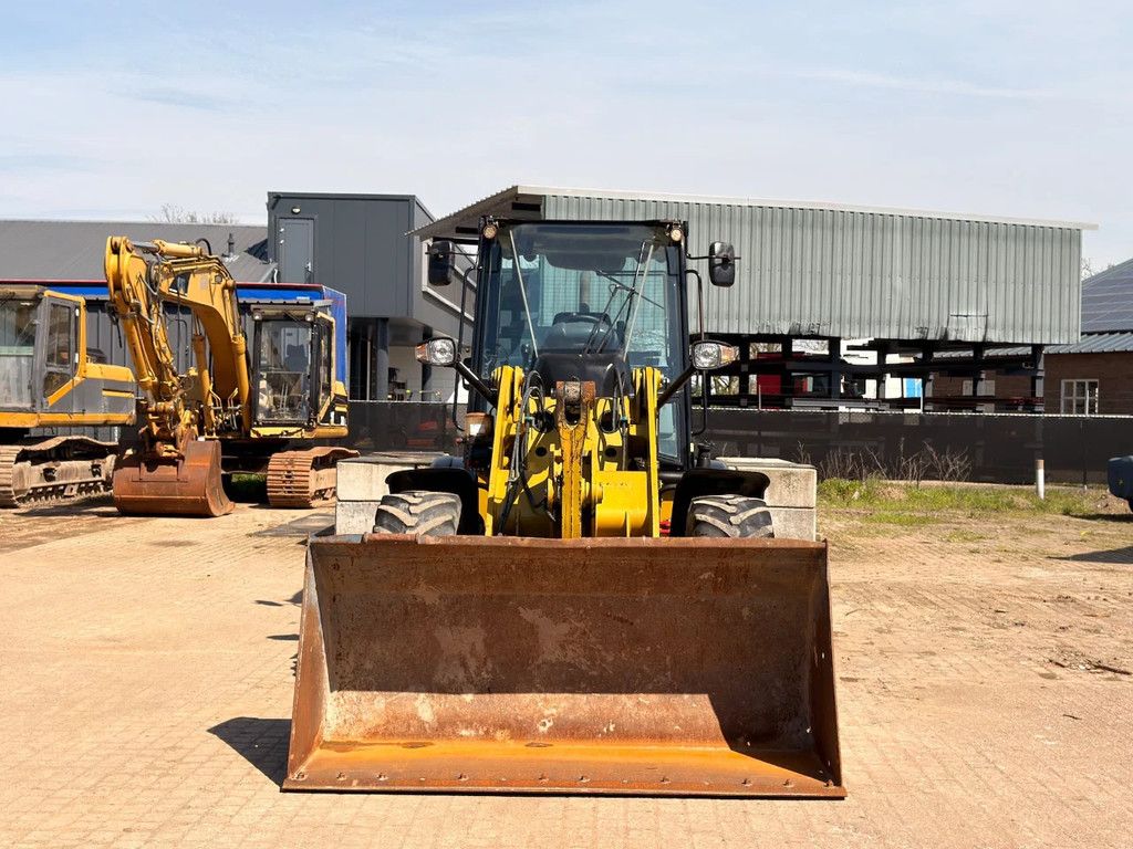 Caterpillar 908M - Quick Coupler / Automatic Greasing / Forks and Bucket