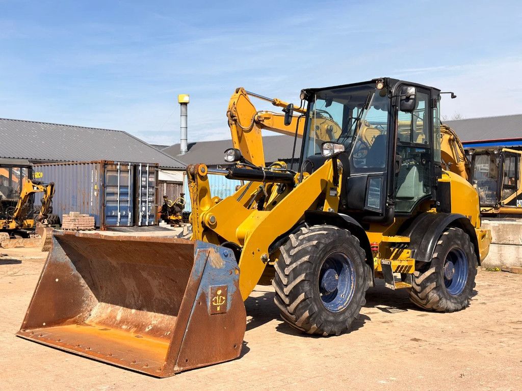 Caterpillar 908M - Quick Coupler / Automatic Greasing / Forks and Bucket