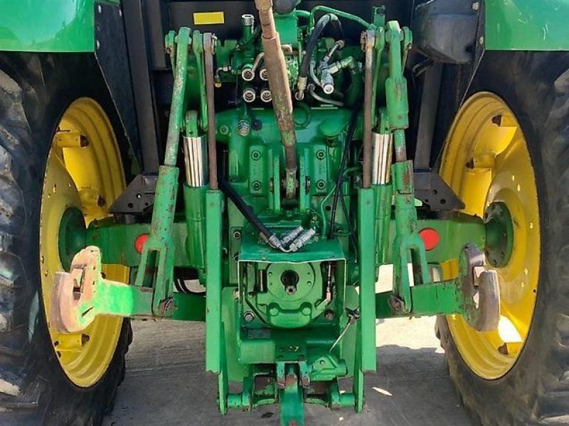 John Deere 5820