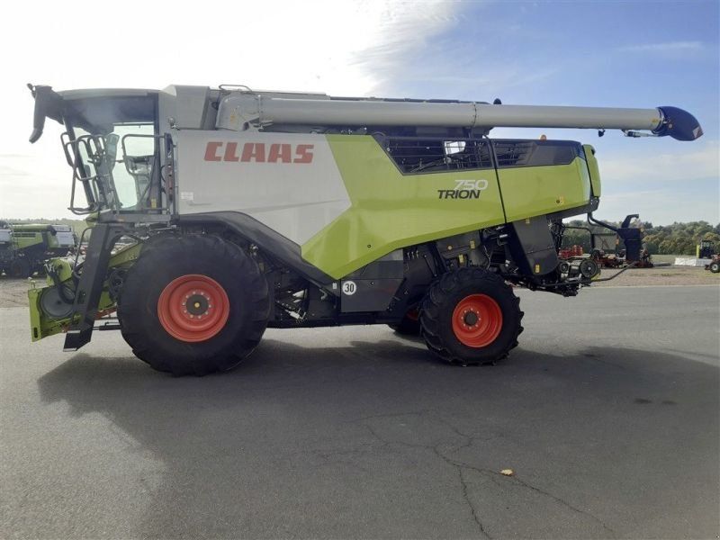 Claas TRION 750
