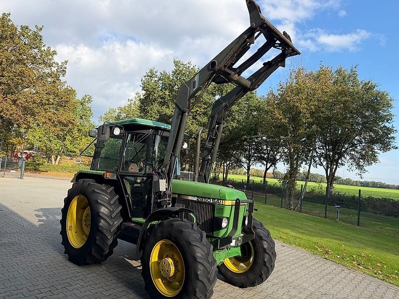 John Deere 2850 AS mit Quicke Industriefrontlader